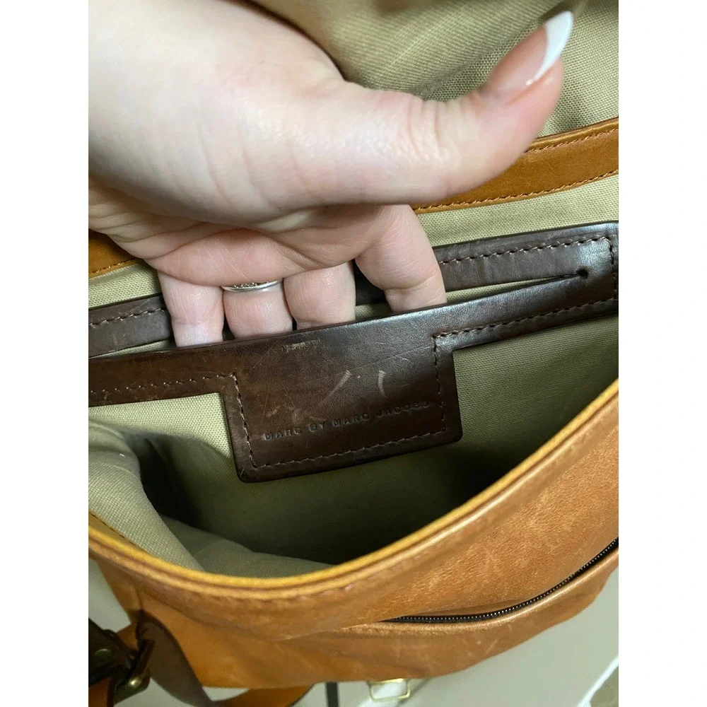 Marc by Marc Jacobs Vintage 100% Cow Leather Butter Soft Messenger Crossbody Bag